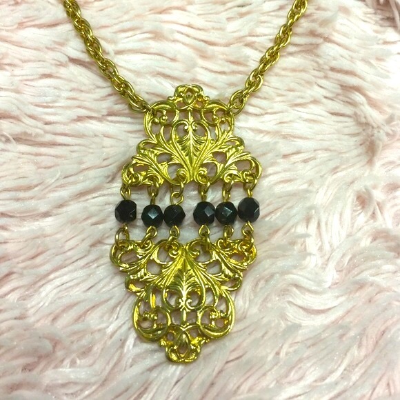 Jewelry - VINTAGE GOLD TONE  NECKLACE WITH BLACK FACETED  STONES & FILIGREE DESIGN